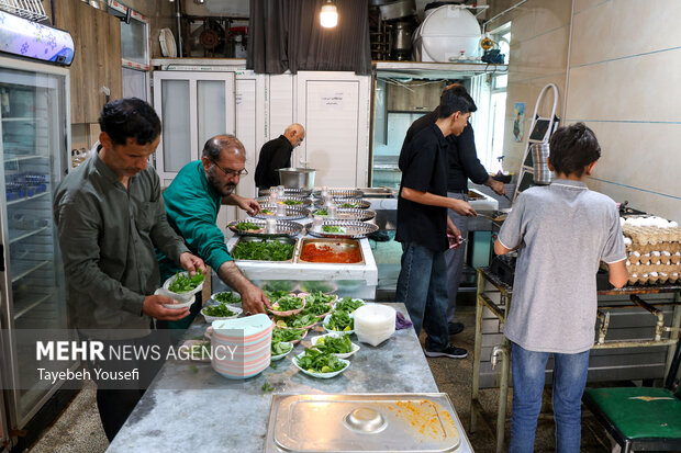 خدمت‌رسانی به زائران اربعین حسینی در موکب های همدان