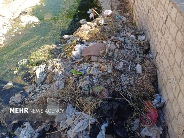 ۱۷ کانال بزرگ دوگنبدان زیر هجوم زباله؛ قانون پسماند همچنان معطل اجرا