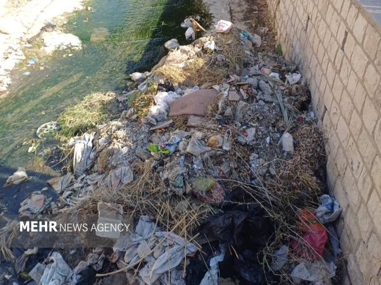 ۱۷ کانال بزرگ دوگنبدان زیر هجوم زباله؛ قانون پسماند همچنان معطل اجرا