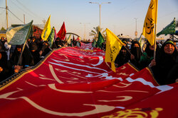 زائرین اربعین حسینی کے ہاتھوں میں سرخ پرچم
