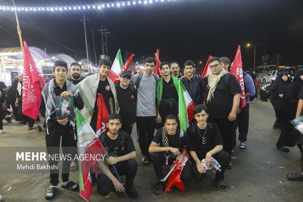 پیاده روی شبانه زائران اربعین به سمت کربلا
