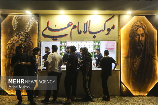 پیاده روی شبانه زائران اربعین به سمت کربلا