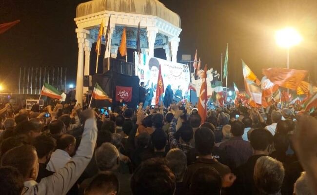 رجزخوانی حاج مهدی رسولی در جمع مردم برازجان