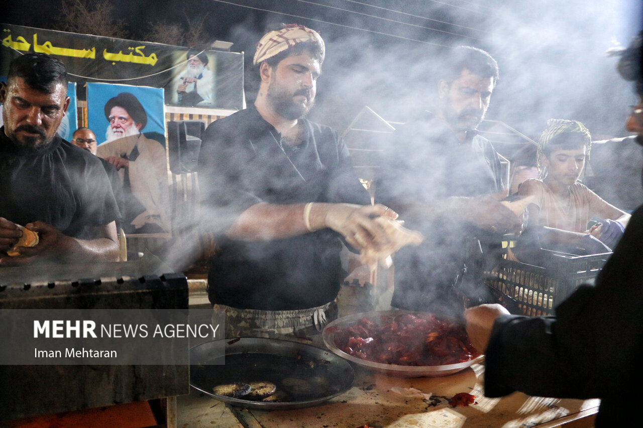 خدمت‌رسانی مواکب عراقی به زوار اربعین در مرز منذریه