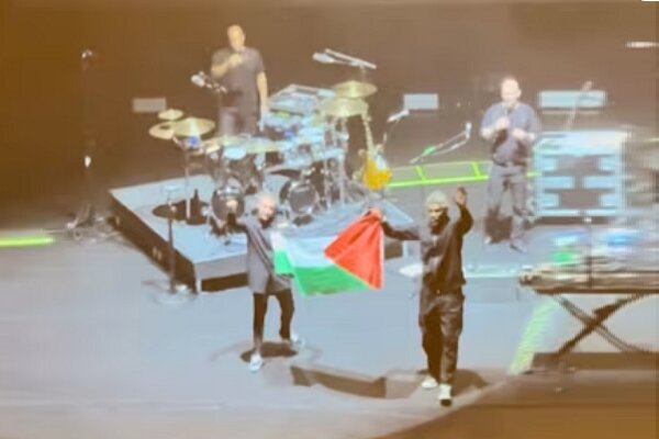 حمایت از فلسطین در کنسرت سنگاپور جنجالی شد؛ لغو اجازه اجرای مجدد حمایت از فلسطین در کنسرت سنگاپور جنجالی شد؛ لغو اجازه اجرای مجدد