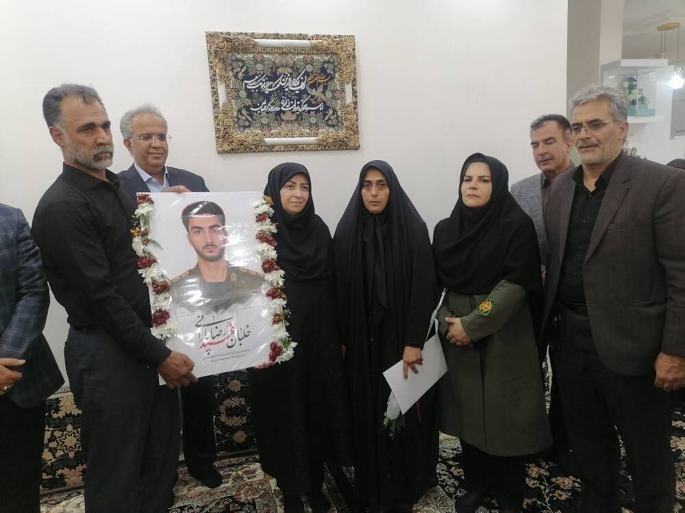 دیدار رئیس سازمان حفاظت محیط زیست با خانواده شهید خلبان رضا بارانی