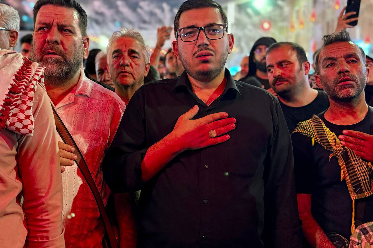 پرچم سرخ هنرمندان در سفر اربعین با اقبال مواجه شد؛ پخش مستند از سیما پرچم سرخ هنرمندان در سفر اربعین با اقبال مواجه شد؛ پخش مستند از سیما