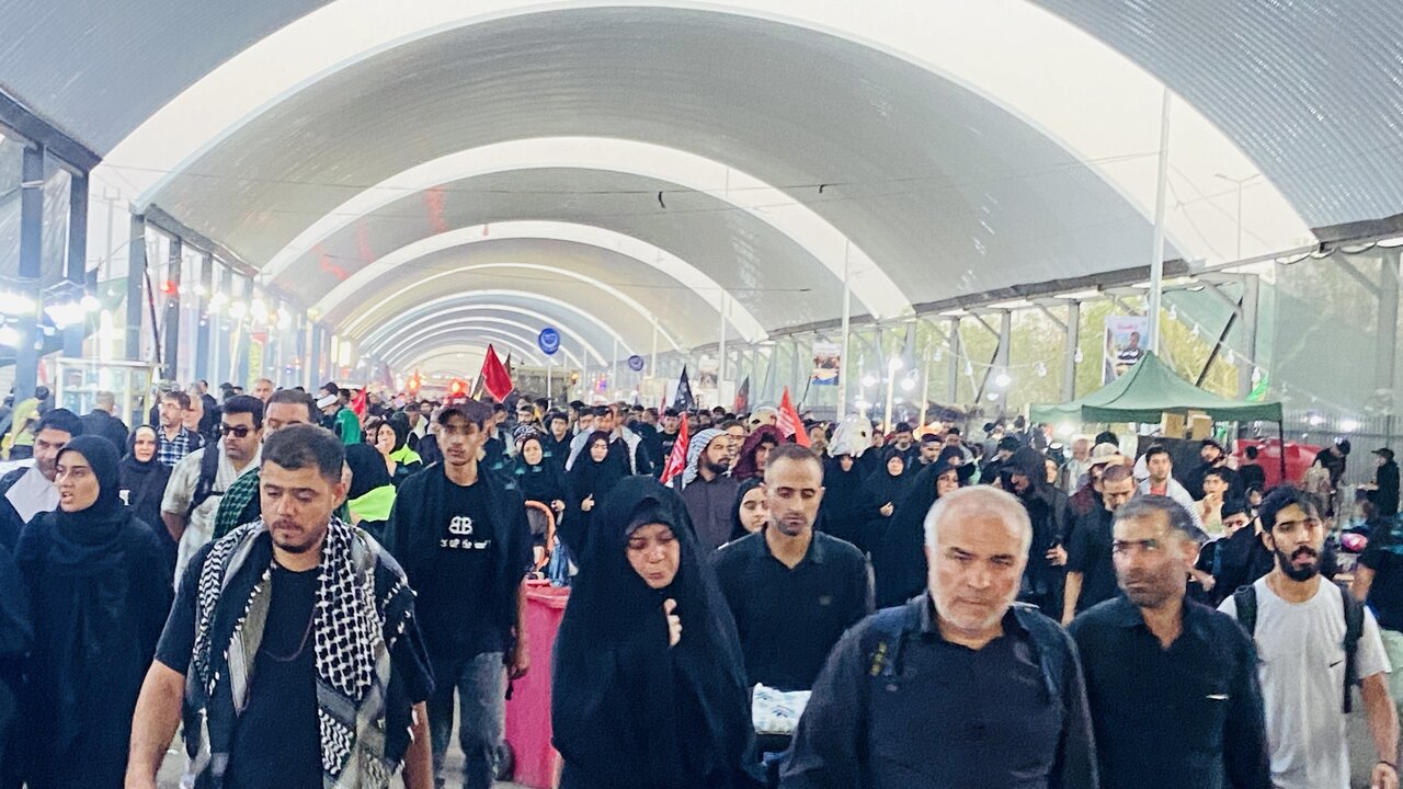 پرچم خونخواهی رهبر شهید در دستان زائرین اربعین حسینی