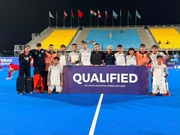 تتويج اللاعب الايراني "سلمان زاده" بجائزة أفضل حارس مرمى في بطولة آسيا للهوكي
