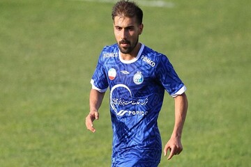 تلاش پزشکان برای رساندن هافبک مصدوم استقلال به بازی با سپاهان