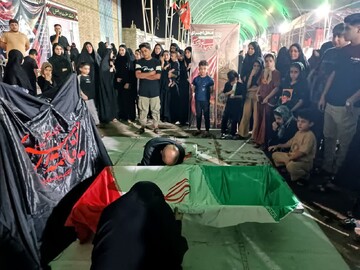 نمایش خیابانی «اربعین امسال ما» در پایانه مرزی چذابه روی صحنه رفت