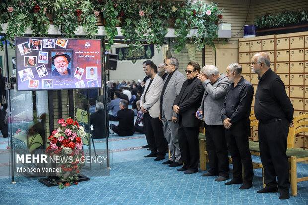 مراسم یادبود مرحوم «اکبر عبدی» در مسجد بلال