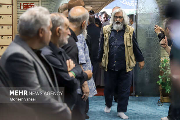 مراسم یادبود مرحوم «اکبر عبدی» در مسجد بلال