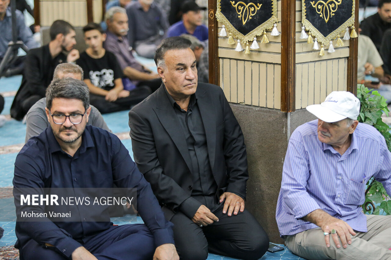 مراسم یادبود مرحوم «اکبر عبدی» در مسجد بلال