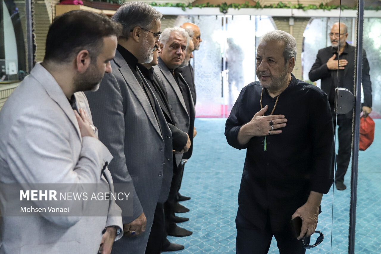 مراسم یادبود مرحوم «اکبر عبدی» در مسجد بلال
