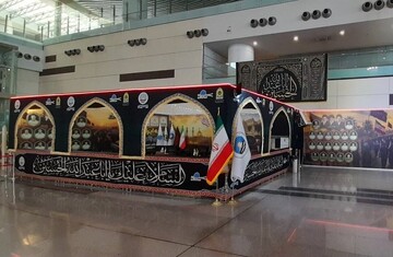 آشنایی زائران اربعینی در فرودگاه سلام با فعالیت های ستاد بازسازی عتبات