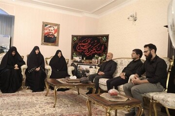 خلال لقائه بأسرة الشهيد سليماني..اللواء عبداللهي: قوات البسيج وجبهة المقاومة ازدادت بطولةً وشجاعةً