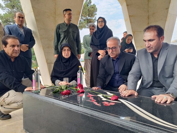 ادای احترام سخنگوی دولت به مقام شامخ شهدا در ایلام