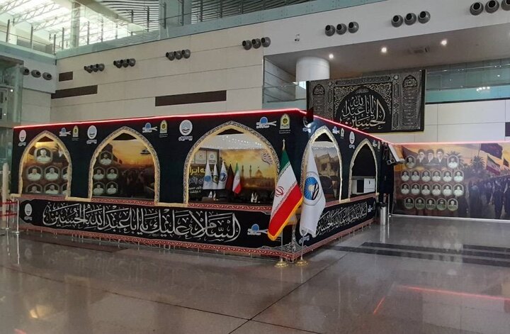 آشنایی زائران اربعینی در فرودگاه سلام با فعالیت های ستاد بازسازی عتبات