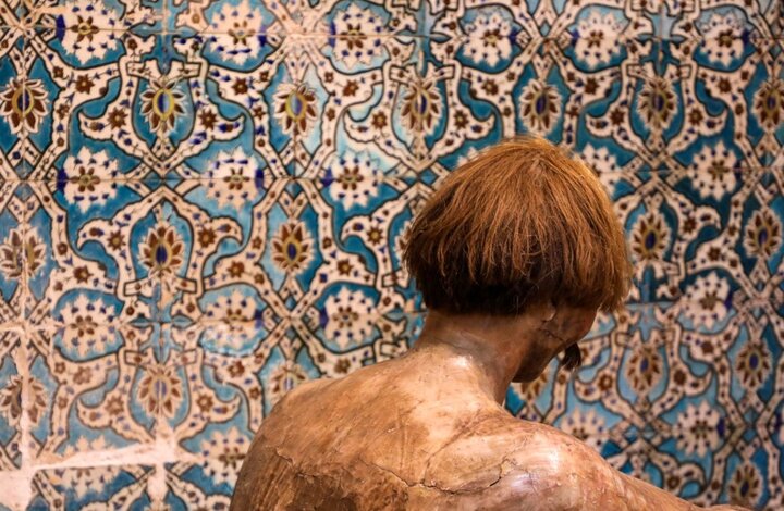 فریاد خاموش مجسمه های تاریخی در حمام گنجعلیخان پیچید