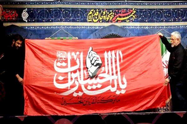 اهتزاز بزرگترین پرچم خون‌خواهی امام شهید در بین‌الحرمینِ کربلای معلی