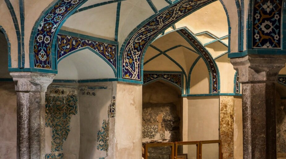 فریاد خاموش مجسمه های تاریخی در حمام گنجعلیخان پیچید