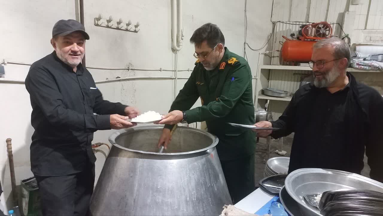دلدادگی زائران و خادمان در موکب امام رضا(ع) همدان