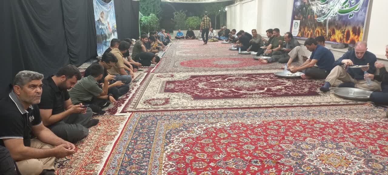 دلدادگی زائران و خادمان در موکب امام رضا(ع) همدان