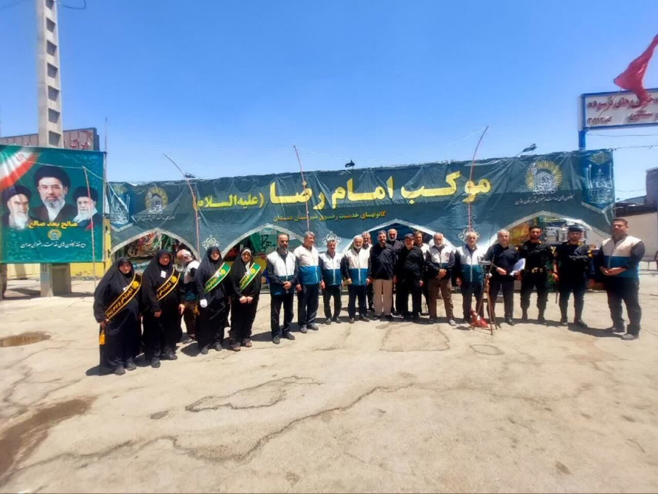 دلدادگی زائران و خادمان در موکب امام رضا(ع) همدان