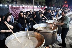 آیین پخت شله نذری در شب اربعین حسینی در بیرجند