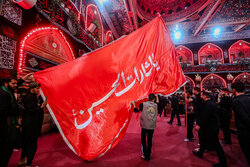پرچم سرخ انتقام در حرم مطهر امام حسین(ع)