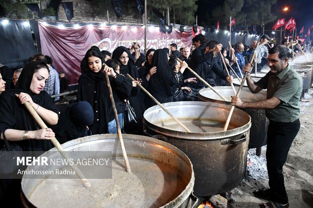 آیین پخت ۴۰ دیگ شله نذری در بیرجند