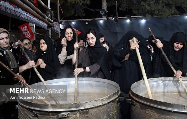 آیین پخت ۴۰ دیگ شله نذری در بیرجند