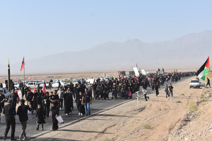 طنین «لبیک یا حسین» جاماندگان اربعین حسینی در بهاباد