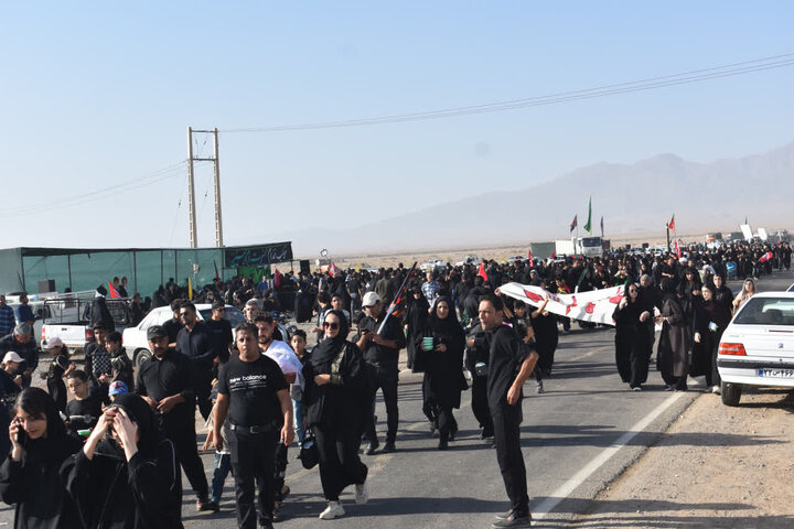 طنین «لبیک یا حسین» جاماندگان اربعین حسینی در بهاباد
