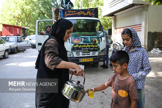 زائران پیاده چناران‌شهر در مسیر حرم رضوی