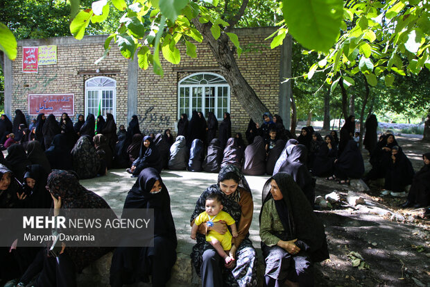 زائران پیاده چناران‌شهر در مسیر حرم رضوی