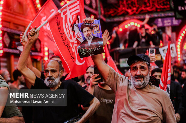 پرچم سرخ انتقام در حرم مطهر امام حسین(ع)