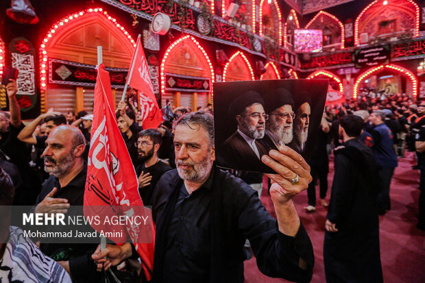 پرچم سرخ انتقام در حرم مطهر امام حسین(ع)