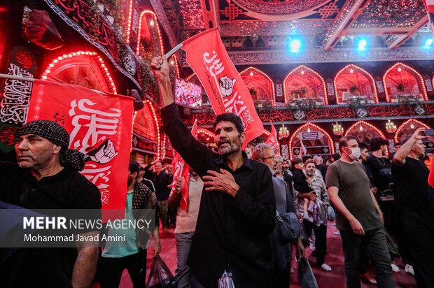 پرچم سرخ انتقام در حرم مطهر امام حسین(ع)