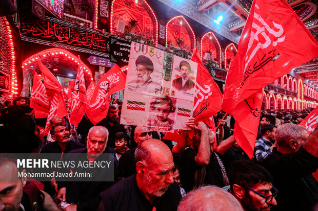 پرچم سرخ انتقام در حرم مطهر امام حسین(ع)