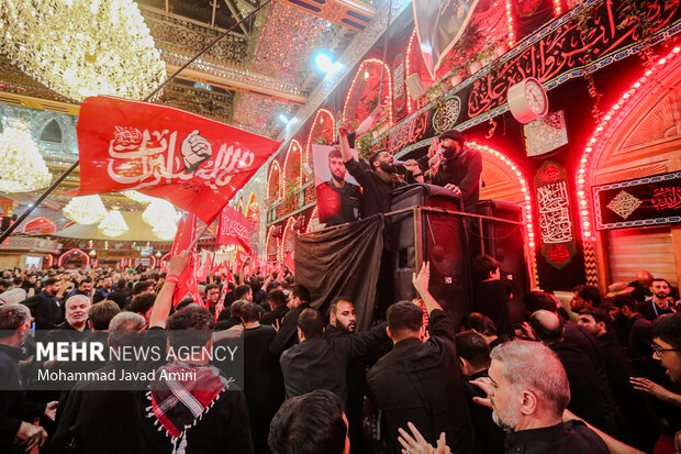 پرچم سرخ انتقام در حرم مطهر امام حسین(ع)