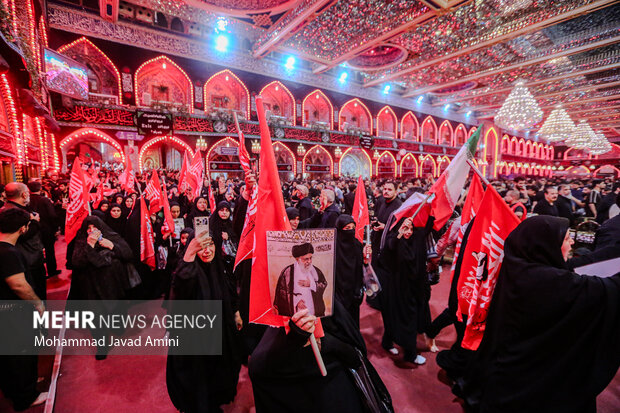 پرچم سرخ انتقام در حرم مطهر امام حسین(ع)
