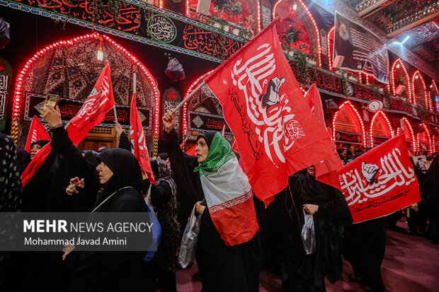 پرچم سرخ انتقام در حرم مطهر امام حسین(ع)
