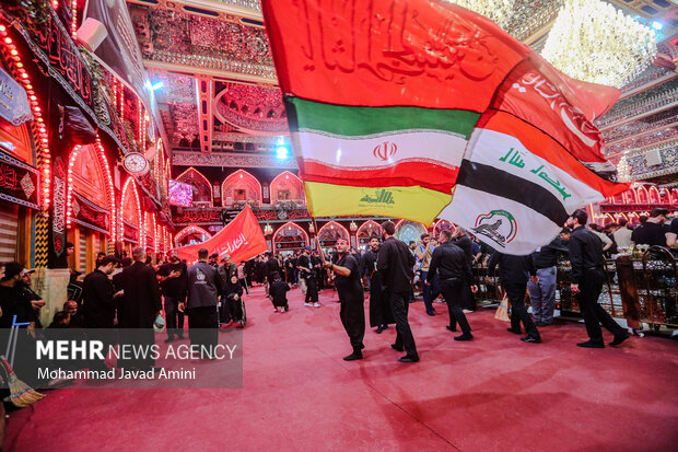پرچم سرخ انتقام در حرم مطهر امام حسین(ع)