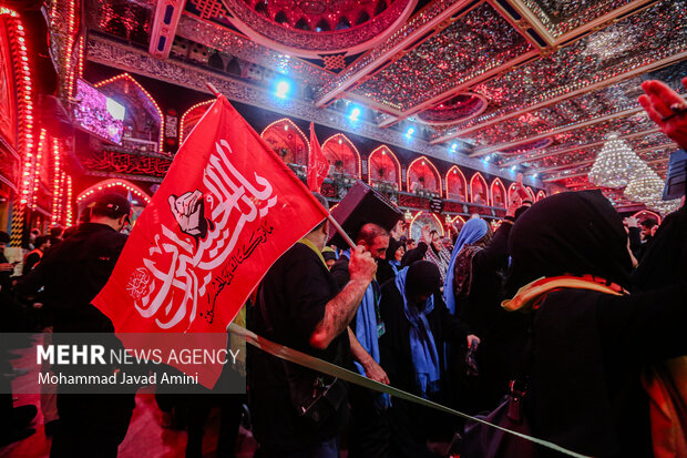 پرچم سرخ انتقام در حرم مطهر امام حسین(ع)