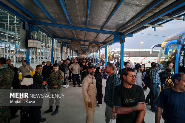 بازگشت زوار اربعین حسینی از مرز مهران