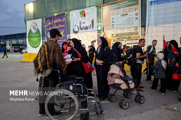 بازگشت زوار اربعین حسینی از مرز مهران