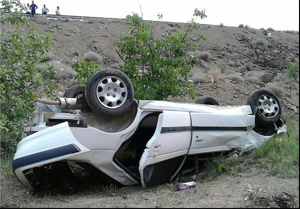 واژگونی خودرو در اتوبان ساوه به همدان ۲ فوتی و ۴ مصدوم برجا گذاشت