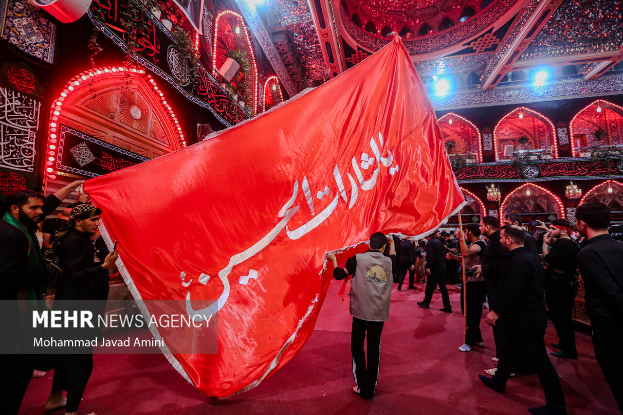 پرچم سرخ انتقام در حرم مطهر امام حسین(ع)